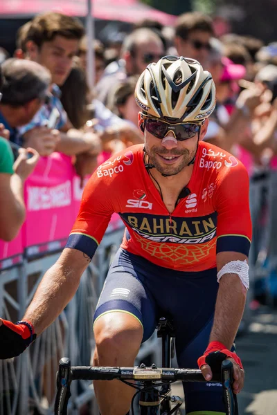 Abbiategrasso, İtalya 24 Mayıs 2018: Profesyonel bisikletçi podyum imzalar önce İtalya 2018 Tur zor dağ aşaması için veri transferi.