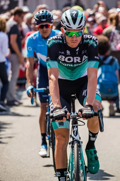 Abbiategrasso, İtalya 24 Mayıs 2018: Profesyonel bisikletçi podyum imzalar önce İtalya 2018 Tur zor dağ aşaması için veri transferi.