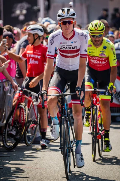 Abbiategrasso, İtalya 24 Mayıs 2018: Profesyonel bisikletçi podyum imzalar önce İtalya 2018 Tur zor dağ aşaması için veri transferi.