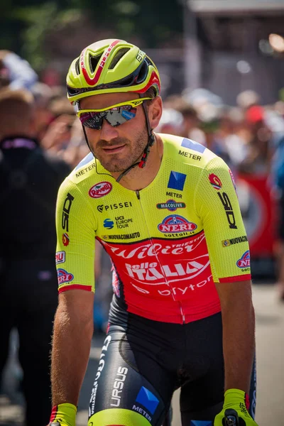 Abbiategrasso, İtalya 24 Mayıs 2018: Profesyonel bisikletçi podyum imzalar önce İtalya 2018 Tur zor dağ aşaması için veri transferi.