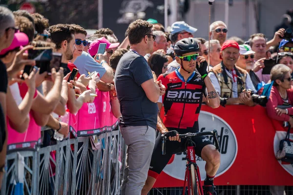 Abbiategrasso, İtalya 24 Mayıs 2018: Profesyonel bisikletçi mets hayranları daha önce İtalya 2018 Tur zor dağ aşaması.