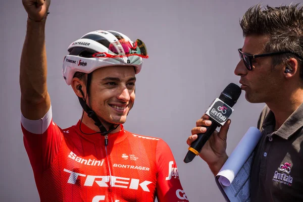 Prato Nevoso, İtalya 24 Mayıs 2018: Profesyonel bisikletçi röportajda sonra Tur İtalya 2018 Prato Nevoso varış ile en zor dağ aşaması sırasında.