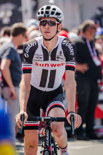 Abbiategrasso, İtalya 24 Mayıs 2018: Profesyonel bisikletçi podyum imzalar önce İtalya 2018 Tur zor dağ aşaması için veri transferi.