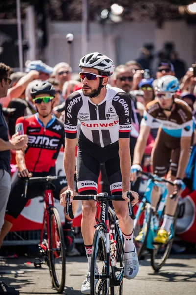 Abbiategrasso, İtalya 24 Mayıs 2018: Profesyonel bisikletçi podyum imzalar önce İtalya 2018 Tur zor dağ aşaması için veri transferi.