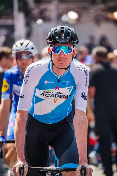 Abbiategrasso, İtalya 24 Mayıs 2018: Profesyonel bisikletçi podyum imzalar önce İtalya 2018 Tur zor dağ aşaması için veri transferi.