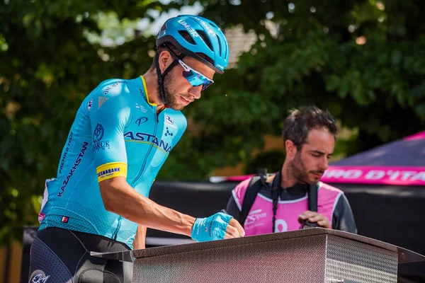 Abbiategrasso, İtalya 24 Mayıs 2018: Davide Villella, Astana takımında kısa bir süre önce başlamak İtalya Bisiklet turu 2018 Abbiategrasso üzerinden Prato Nevoso için sahne podyum imzalar.