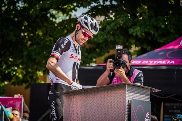 Abbiategrasso, İtalya 24 Mayıs 2018: Tom Dumoulin, Sunweb takımında kısa bir süre önce başlamak İtalya Bisiklet turu 2018 Abbiategrasso üzerinden Prato Nevoso için sahne podyum imzalar.