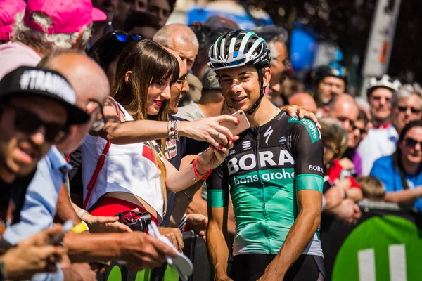 Abbiategrasso, İtalya 24 Mayıs 2018: Davide Formolo, Bora Hansgrohe takım, kısa bir süre önce başlamak İtalya Bisiklet turu 2018 Abbiategrasso üzerinden Prato Nevoso için sahne alanı'nın hayranları bir araya geldi.