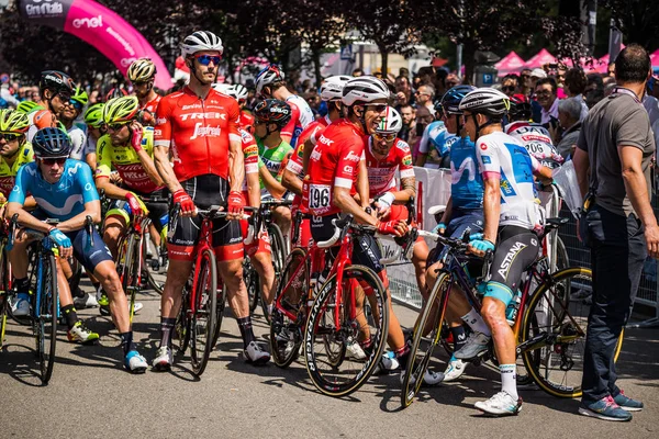 Abbiategrasso Italia Mayo 2018 Ciclistas Profesionales Primera Línea Esperando Inicio — Foto de Stock