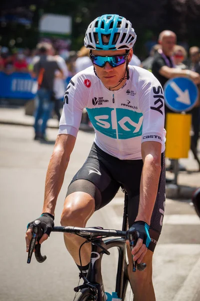 Abbiategrasso, İtalya 24 Mayıs 2018: Chris Froome, gökyüzü takımda veri aktarmak podyum imzalar önce İtalya 2018 Tur zor dağ aşaması.