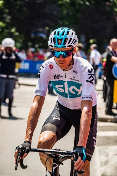 Abbiategrasso, İtalya 24 Mayıs 2018: Chris Froome, gökyüzü takımda veri aktarmak podyum imzalar önce İtalya 2018 Tur zor dağ aşaması.