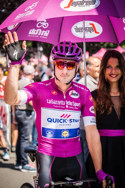 Abbiategrasso, İtalya 24 Mayıs 2018: Mor Jersey'de Elia Viviani, başlamadan önce Tur İtalya 2018 Abbiategrasso ve Prato Nevoso varış sert dağına aşamasında ilk satırı.