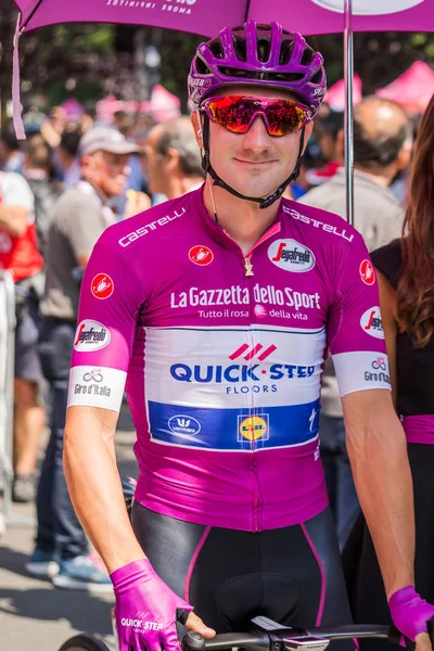 Abbiategrasso, İtalya 24 Mayıs 2018: Mor Jersey'de Elia Viviani, başlamadan önce Tur İtalya 2018 Abbiategrasso ve Prato Nevoso varış sert dağına aşamasında ilk satırı.