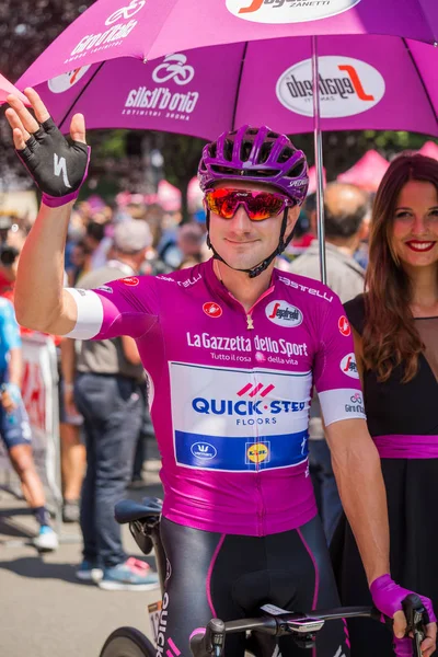 Abbiategrasso, İtalya 24 Mayıs 2018: Mor Jersey'de Elia Viviani, başlamadan önce Tur İtalya 2018 Abbiategrasso ve Prato Nevoso varış sert dağına aşamasında ilk satırı.