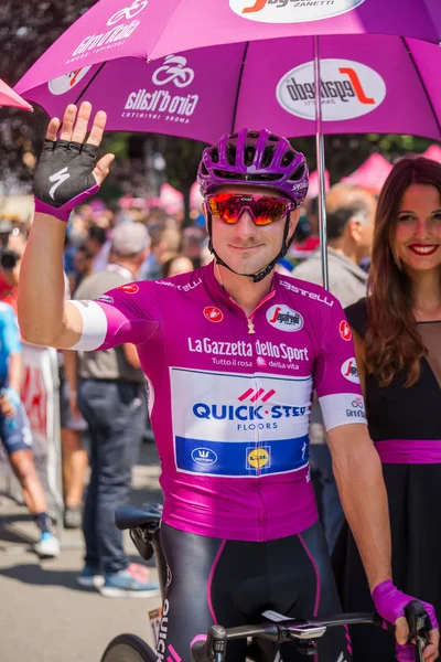 Abbiategrasso, İtalya 24 Mayıs 2018: Mor Jersey'de Elia Viviani, başlamadan önce Tur İtalya 2018 Abbiategrasso ve Prato Nevoso varış sert dağına aşamasında ilk satırı.
