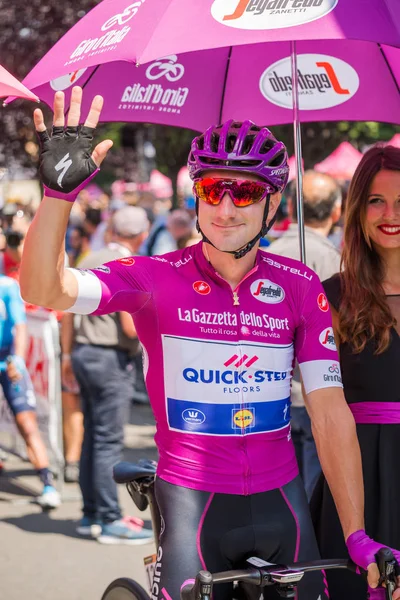 Abbiategrasso, İtalya 24 Mayıs 2018: Mor Jersey'de Elia Viviani, başlamadan önce Tur İtalya 2018 Abbiategrasso ve Prato Nevoso varış sert dağına aşamasında ilk satırı.