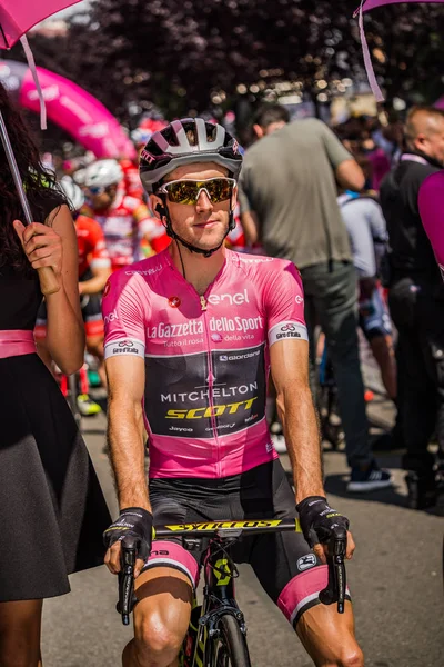Abbiategrasso, İtalya 24 Mayıs 2018: Pembe Jersey'de Simon Yates, başlamadan önce Tur İtalya 2018 Abbiategrasso ve Prato Nevoso varış sert dağına aşamasında ilk satırı.