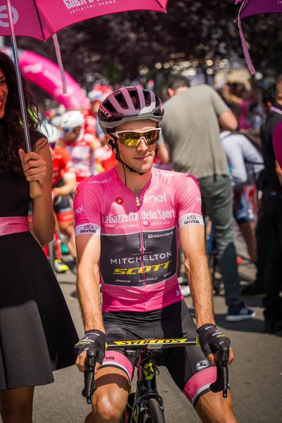 Abbiategrasso, İtalya 24 Mayıs 2018: Pembe Jersey'de Simon Yates, başlamadan önce Tur İtalya 2018 Abbiategrasso ve Prato Nevoso varış sert dağına aşamasında ilk satırı.