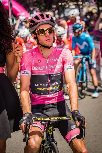 Abbiategrasso, İtalya 24 Mayıs 2018: Pembe Jersey'de Simon Yates, başlamadan önce Tur İtalya 2018 Abbiategrasso ve Prato Nevoso varış sert dağına aşamasında ilk satırı.