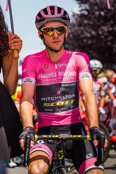 Abbiategrasso, İtalya 24 Mayıs 2018: Pembe Jersey'de Simon Yates, başlamadan önce Tur İtalya 2018 Abbiategrasso ve Prato Nevoso varış sert dağına aşamasında ilk satırı.