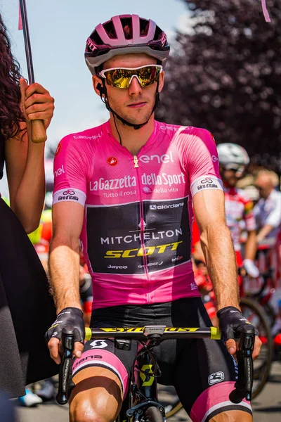 Abbiategrasso, İtalya 24 Mayıs 2018: Pembe Jersey'de Simon Yates, başlamadan önce Tur İtalya 2018 Abbiategrasso ve Prato Nevoso varış sert dağına aşamasında ilk satırı.