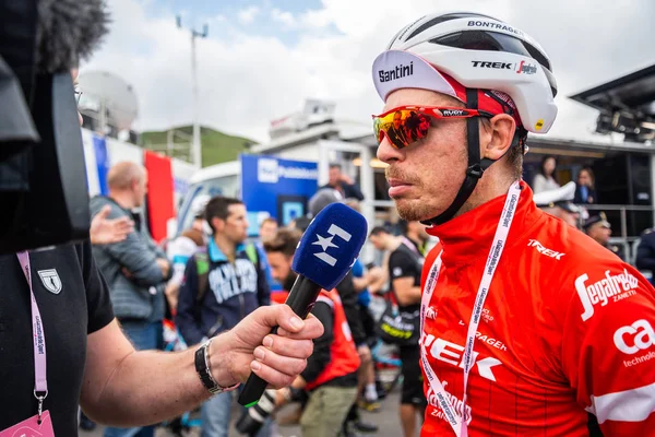 Prato Nevoso, İtalya 24 Mayıs 2018: Profesyonel bisikletçi röportajda sonra Tur İtalya 2018 Prato Nevoso varış ile en zor dağ aşaması sırasında.