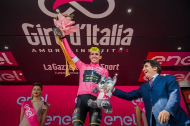 Prato Nevoso, İtalya 24 Mayıs 2018: Simon yaman, Mitchelton Scott takımı, podyum pembe Jersey'deki kutluyor İtalya Bisiklet turu 2018 genel sınıflandırılması lider olmak.