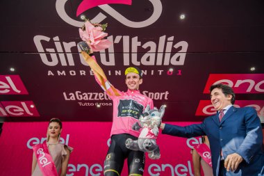 Prato Nevoso, İtalya 24 Mayıs 2018: Simon yaman, Mitchelton Scott takımı, podyum pembe Jersey'deki kutluyor İtalya Bisiklet turu 2018 genel sınıflandırılması lider olmak.
