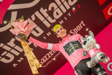 Prato Nevoso, İtalya 24 Mayıs 2018: Simon yaman, Mitchelton Scott takımı, podyum pembe Jersey'deki kutluyor İtalya Bisiklet turu 2018 genel sınıflandırılması lider olmak.