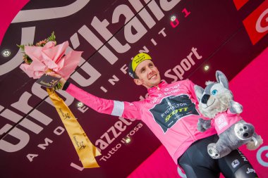 Prato Nevoso, İtalya 24 Mayıs 2018: Simon yaman, Mitchelton Scott takımı, podyum pembe Jersey'deki kutluyor İtalya Bisiklet turu 2018 genel sınıflandırılması lider olmak.