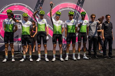 Abbiategrasso, İtalya 24 Mayıs 2018: Tüm boyut veri ekibinin kısa bir süre önce başlamak sahne podyum imzalar hakkında İtalya Bisiklet turu 2018 Abbiategrasso üzerinden Prato Nevoso için.