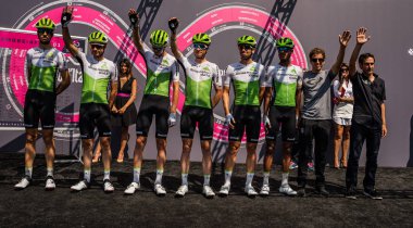 Abbiategrasso, İtalya 24 Mayıs 2018: Tüm boyut veri ekibinin kısa bir süre önce başlamak sahne podyum imzalar hakkında İtalya Bisiklet turu 2018 Abbiategrasso üzerinden Prato Nevoso için.