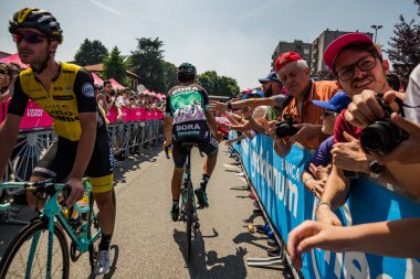 Abbiategrasso, İtalya 24 Mayıs 2018: Davide Formolo, Bora Hansgrohe takım, kısa bir süre önce başlamak İtalya Bisiklet turu 2018 Abbiategrasso üzerinden Prato Nevoso için sahne alanı'nın hayranları bir araya geldi.