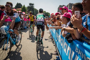 Abbiategrasso, İtalya 24 Mayıs 2018: Davide Formolo, Bora Hansgrohe takım, kısa bir süre önce başlamak İtalya Bisiklet turu 2018 Abbiategrasso üzerinden Prato Nevoso için sahne alanı'nın hayranları bir araya geldi.