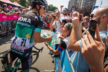 Abbiategrasso, İtalya 24 Mayıs 2018: Davide Formolo, Bora Hansgrohe takım, kısa bir süre önce başlamak İtalya Bisiklet turu 2018 Abbiategrasso üzerinden Prato Nevoso için sahne alanı'nın hayranları bir araya geldi.