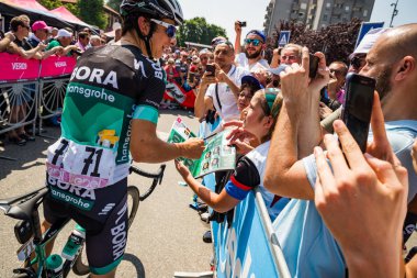 Abbiategrasso, İtalya 24 Mayıs 2018: Davide Formolo, Bora Hansgrohe takım, kısa bir süre önce başlamak İtalya Bisiklet turu 2018 Abbiategrasso üzerinden Prato Nevoso için sahne alanı'nın hayranları bir araya geldi.