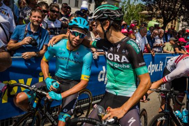 Abbiategrasso, İtalya 24 Mayıs 2018: Davide Formolo ve Davide Villella kısa bir süre önce İtalya Bisiklet turu 2018 Abbiategrasso üzerinden Prato Nevoso için dağına aşamasında başlamak.