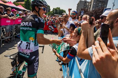 Abbiategrasso, İtalya 24 Mayıs 2018: Davide Formolo, Bora Hansgrohe takım, kısa bir süre önce başlamak İtalya Bisiklet turu 2018 Abbiategrasso üzerinden Prato Nevoso için sahne alanı'nın hayranları bir araya geldi.