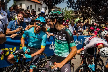 Abbiategrasso, İtalya 24 Mayıs 2018: Davide Formolo ve Davide Villella kısa bir süre önce İtalya Bisiklet turu 2018 Abbiategrasso üzerinden Prato Nevoso için dağına aşamasında başlamak.