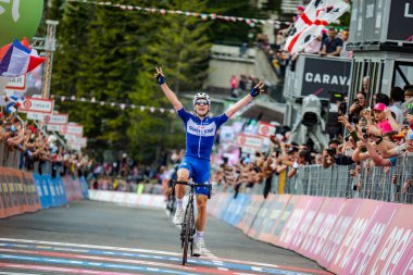 Nevoso Prato, İtalya 24 Mayıs 2018: Maximilian Schachmann, Quickstep takım, yorgunluk yok bitiş çizgisine geçer ve Prato Nevoso varış ile dağ etap kazandı.