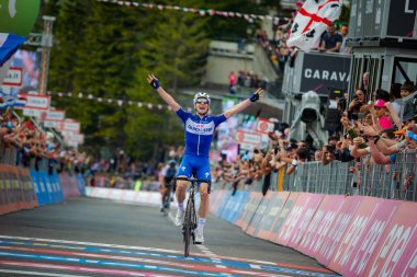 Nevoso Prato, İtalya 24 Mayıs 2018: Maximilian Schachmann, Quickstep takım, yorgunluk yok bitiş çizgisine geçer ve Prato Nevoso varış ile dağ etap kazandı.