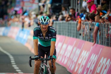 Nevoso Prato, İtalya 24 Mayıs 2018: Profesyonel bisikletçi yorgunluk yok bitiş çizgisine geçer ve Prato Nevoso varış ile dağ etap kazandı.