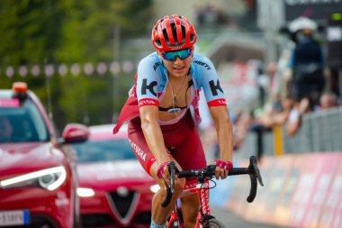 Nevoso Prato, İtalya 24 Mayıs 2018: Profesyonel bisikletçi yorgunluk yok bitiş çizgisine geçer ve Prato Nevoso varış ile dağ etap kazandı.