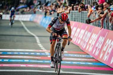 Nevoso Prato, İtalya 24 Mayıs 2018: Profesyonel bisikletçi yorgunluk yok bitiş çizgisine geçer ve Prato Nevoso varış ile dağ etap kazandı.