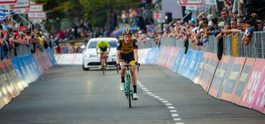 Nevoso Prato, İtalya 24 Mayıs 2018: Profesyonel bisikletçi yorgunluk yok bitiş çizgisine geçer ve Prato Nevoso varış ile dağ etap kazandı.