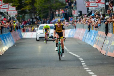 Nevoso Prato, İtalya 24 Mayıs 2018: Profesyonel bisikletçi yorgunluk yok bitiş çizgisine geçer ve Prato Nevoso varış ile dağ etap kazandı.