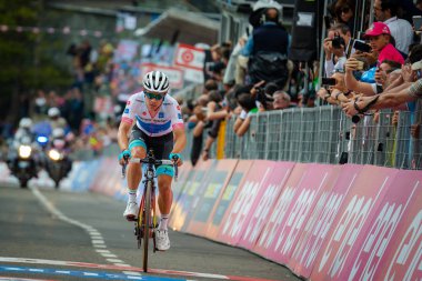 Nevoso Prato, İtalya 24 Mayıs 2018: Profesyonel bisikletçi Miguel Angel Lopez, Astana Team, bitiş çizgisine İtalya 2018 tur en zor dağ aşamadan sonra yorgunluk yok geçer.