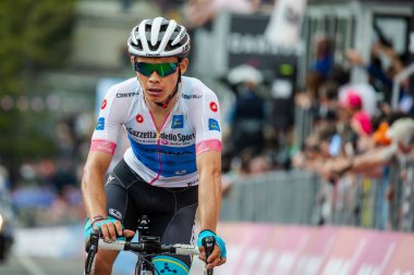 Nevoso Prato, İtalya 24 Mayıs 2018: Profesyonel bisikletçi Miguel Angel Lopez, Astana Team, bitiş çizgisine İtalya 2018 tur en zor dağ aşamadan sonra yorgunluk yok geçer.