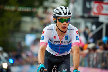 Nevoso Prato, İtalya 24 Mayıs 2018: Profesyonel bisikletçi Miguel Angel Lopez, Astana Team, bitiş çizgisine İtalya 2018 tur en zor dağ aşamadan sonra yorgunluk yok geçer.