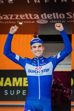 Prato Nevoso, İtalya 24 Mayıs 2018: Maximilian Schachmann, podyum Quickstep takım İtalya Bisiklet turu 2018 Prato Nevoso varış ile 18 zaferi kutluyor.